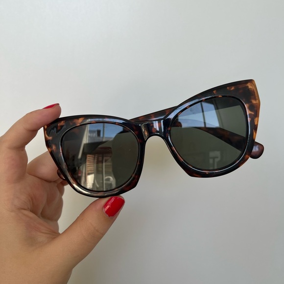 New Look Cat-eye Sunglasses - Picture 1 of 2